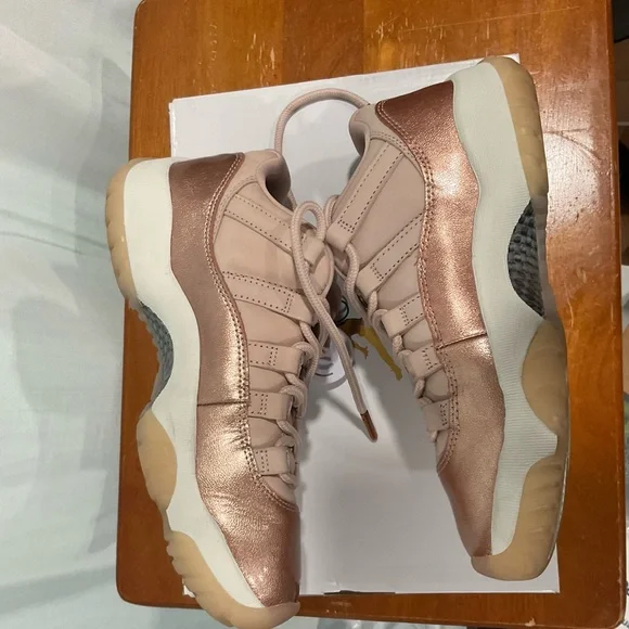 Jordan 11 rose gold size 6